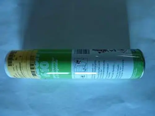 Runddose mit Aufschrift und Symbolen, deren Inhalt auf die Wartung von Heizkesseln hinweist. Hersteller ist Remeha. Hintergrund in einheitlichem Farbton.